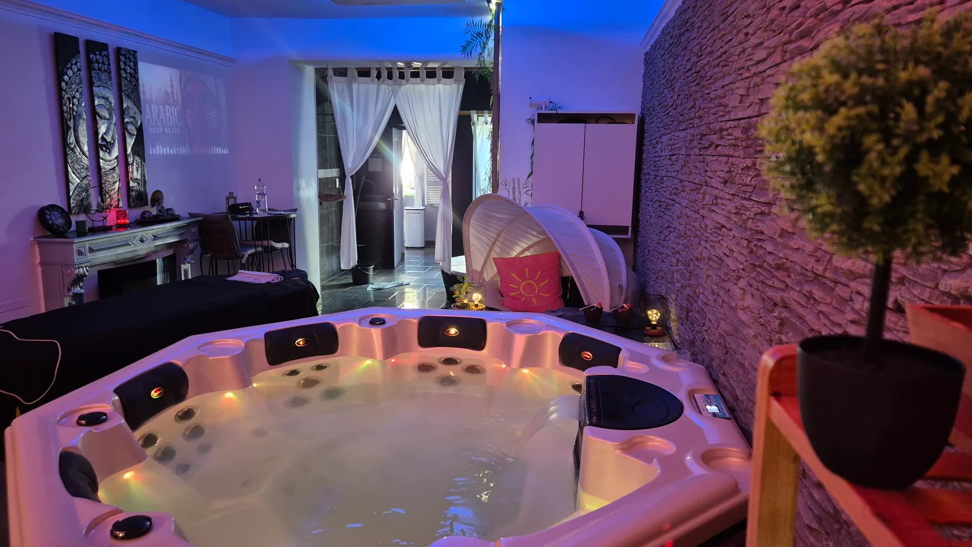 Jacuzzi du Lagoona SPA, avec l’espace massage et le coin détente