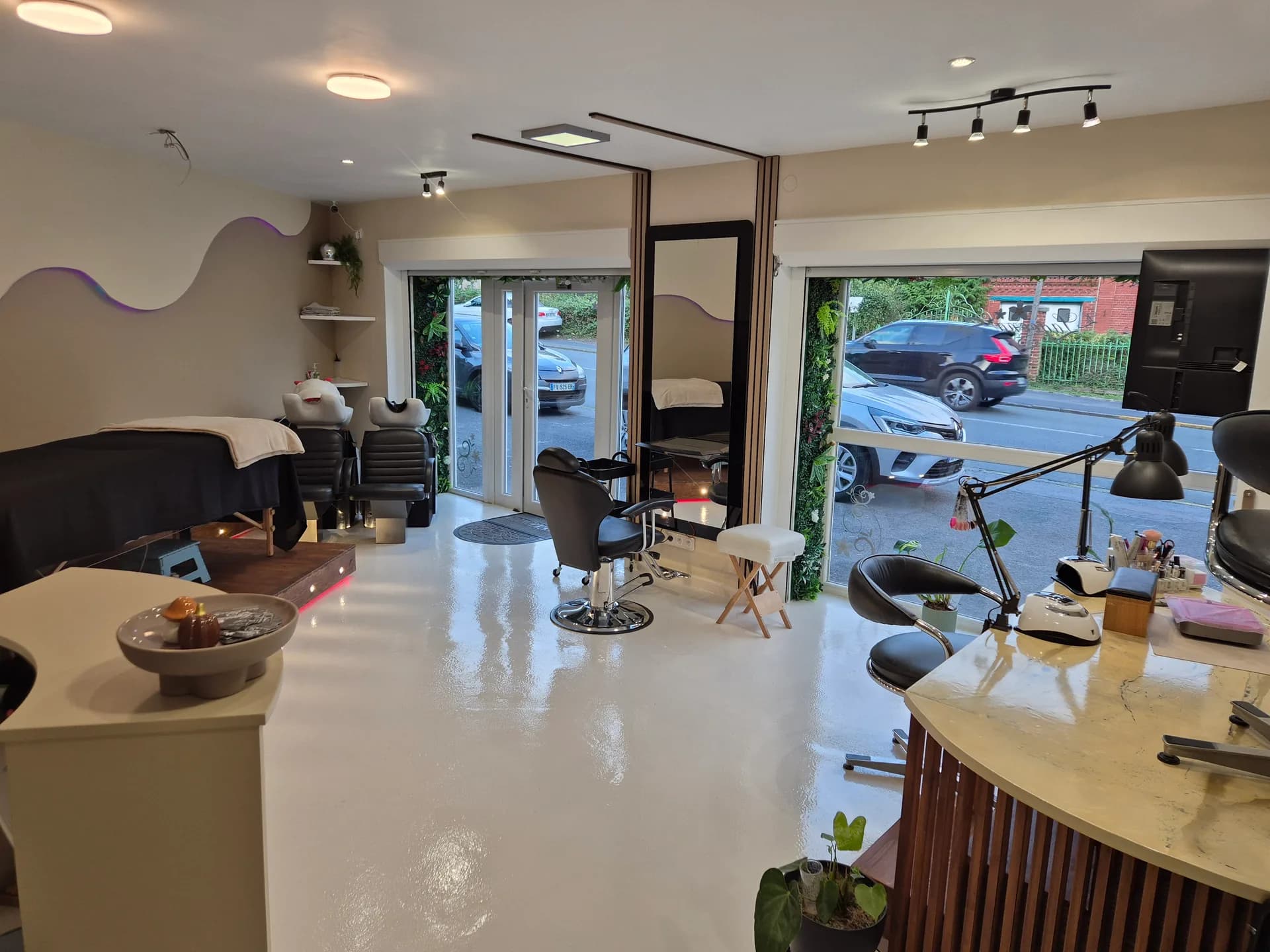 Intérieur de l’institut Lagoona SPA : espace coiffure, table de soin et postes de beauté